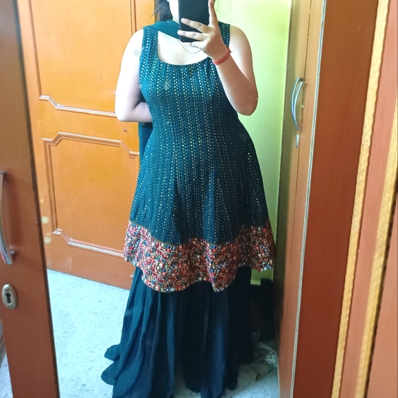 Sequined top and sharara dupatta set - Picture 5 of 11